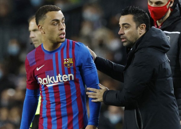 Mắc kẹt với Chelsea, Xavi chốt tương lai Sergino Dest