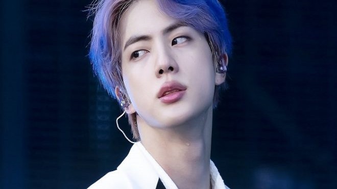 Jin BTS gây thương nhớ với ‘bờ vai Thái Bình Dương’ của mình