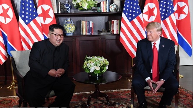 Nhà lãnh đạo Triều Tiên Kim Jong-un (trái) trong cuộc gặp lịch sử với Tổng thống Mỹ Donald Trump tại Singapore ngày 12-6. (Nguồn: AFP/TTXVN)