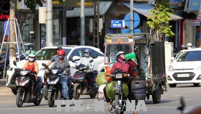 Khu vực Hà Nội nắng nóng, nhiệt độ cao nhất trong ngày phổ biến 35-38 độ C. Thời gian có nhiệt độ trên 35 độ C từ 11-16 giờ.