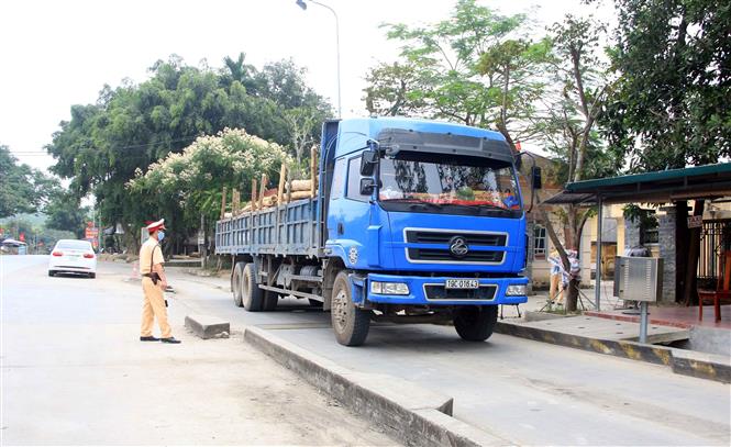 Trong ảnh: Lực lượng Cảnh sát giao thông tỉnh Tuyên Quang kiểm tra trọng tải trên Quốc lộ 2. Ảnh: Quang Cường – TTXVN