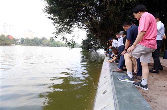 Trong ảnh: Lãnh đạo quận Hoàn Kiếm, Sở Xây dựng, Sở Văn hóa, Viện Quy hoạch kiến trúc, các chuyên gia kỹ thuật, các nhà khoa học… khảo sát vị trí thi công kè thử nghiệm đoạn gần nhà hàng Thủy Tạ. Ảnh: Anh Tuấn – TTXVN