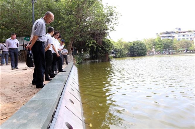 Trong ảnh: Lãnh đạo quận Hoàn Kiếm, Sở Xây dựng, Sở Văn hóa, Viện Quy hoạch kiến trúc, các chuyên gia kỹ thuật, các nhà khoa học… khảo sát vị trí thi công kè thử nghiệm đoạn gần Nhà hàng Thủy Tạ. Ảnh: Anh Tuấn – TTXVN