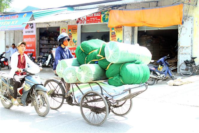 Trong ảnh: Người lao động tại thành phố Vinh vất vả, mưu sinh trong thời tiết nắng nóng. Ảnh: Tá Chuyên – TTXVN