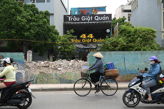 Con đường gốm sứ ven sông Hồng dài gần 4 km, với diện tích khoảng 6.500 m2, đi qua các quận Tây Hồ, Ba Đình, Hoàn Kiếm và Hai Bà Trưng, được khởi công vào tháng 10/2017 và khánh thành vào 10/2010.