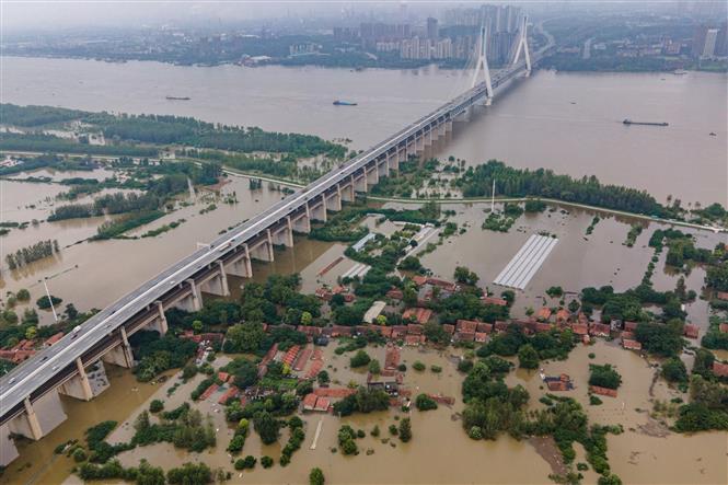 Trong ảnh: Cảnh tượng ngập lụt do mưa lớn tại Vũ Hán, Trung Quốc ngày 13/7/2020. Ảnh: AFP/TTXVN