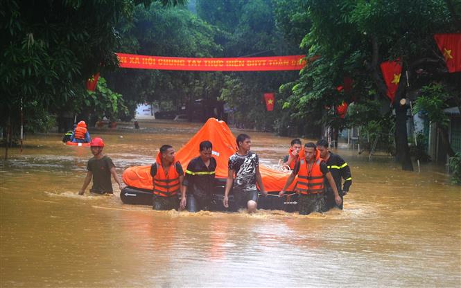 Trong ảnh: Mưa lớn gây ngập úng cục bộ một số địa phương của tỉnh Hà Giang, khiến ít nhất 5 người chết, 2 người bị thương, đồng thời gây thiệt hại nặng nề về tài sản, hoa màu, nhiều công trình bị nhấn chìm trong nước. Ảnh: Kim Tiến - TTXVN phát