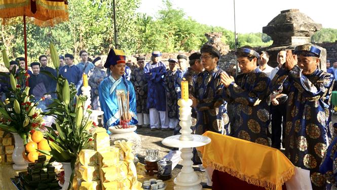 Trong ảnh: Đoàn hành lễ dâng hoa tri ân Vũ Vương Nguyễn Phúc Khoát. Ảnh: Mai Trang-TTXVN