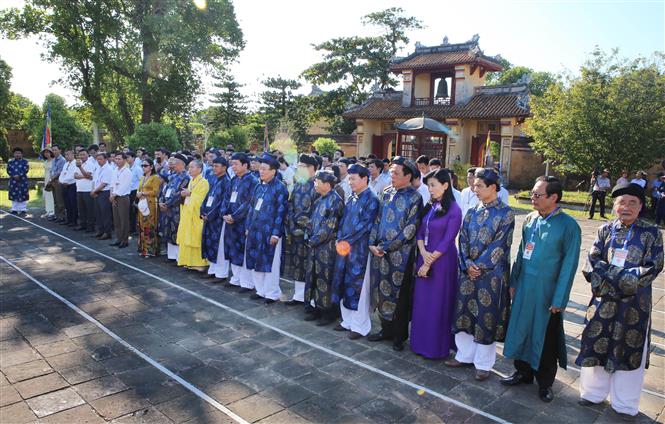 Trong ảnh: Đoàn đại biểu đại diện cho nhân dân huyện Cam Lộ đến dâng lễ xin cung thỉnh Long vị Hoàng đế Hàm Nghi và các nghĩa sỹ Cần Vương tại Thế Tổ miếu trong Hoàng thành Huế. Ảnh: Hồ Cầu-TTXVN