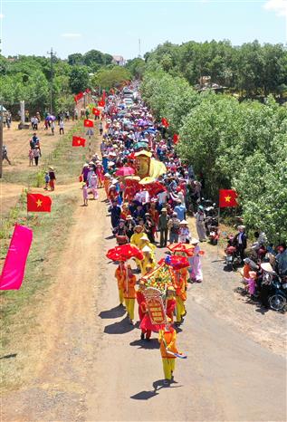 Trong ảnh: Quang cảnh lễ rước bài vị Hoàng đế Hàm Nghi và các nghĩa sỹ Cần Vương tại thôn Mai Đàn, xã Cam Chính, huyện Cam Lộ. Ảnh: Hồ Cầu-TTXVN