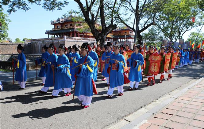 Trong ảnh: Lễ cúng của Hội đồng trị sự Nguyễn Phúc tộc Huế trong lễ rước Long vị Hoàng đế Hàm Nghi rước bài vị Hoàng đế Hàm Nghi và các nghĩa sỹ Cần Vương tại Thế Tổ miếu trong Hoàng thảnh Huế. Ảnh: Hồ Cầu-TTXVN