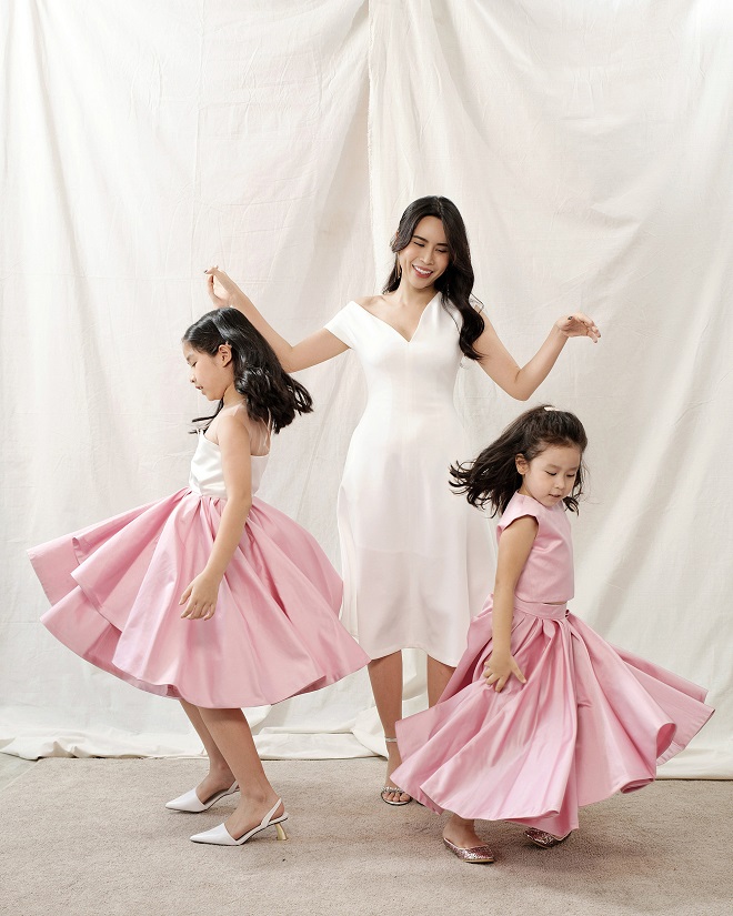 . “Cả hai vợ chồng tôi làm kênh Youtube trong tinh thần rất thoải mái, coi đây như là một cách để lưu lại hình ảnh của cả gia đình cho các con, để chúng thấy là tuổi thơ của các bé được hạnh phúc như nào”, Lưu Hương Giang nói.