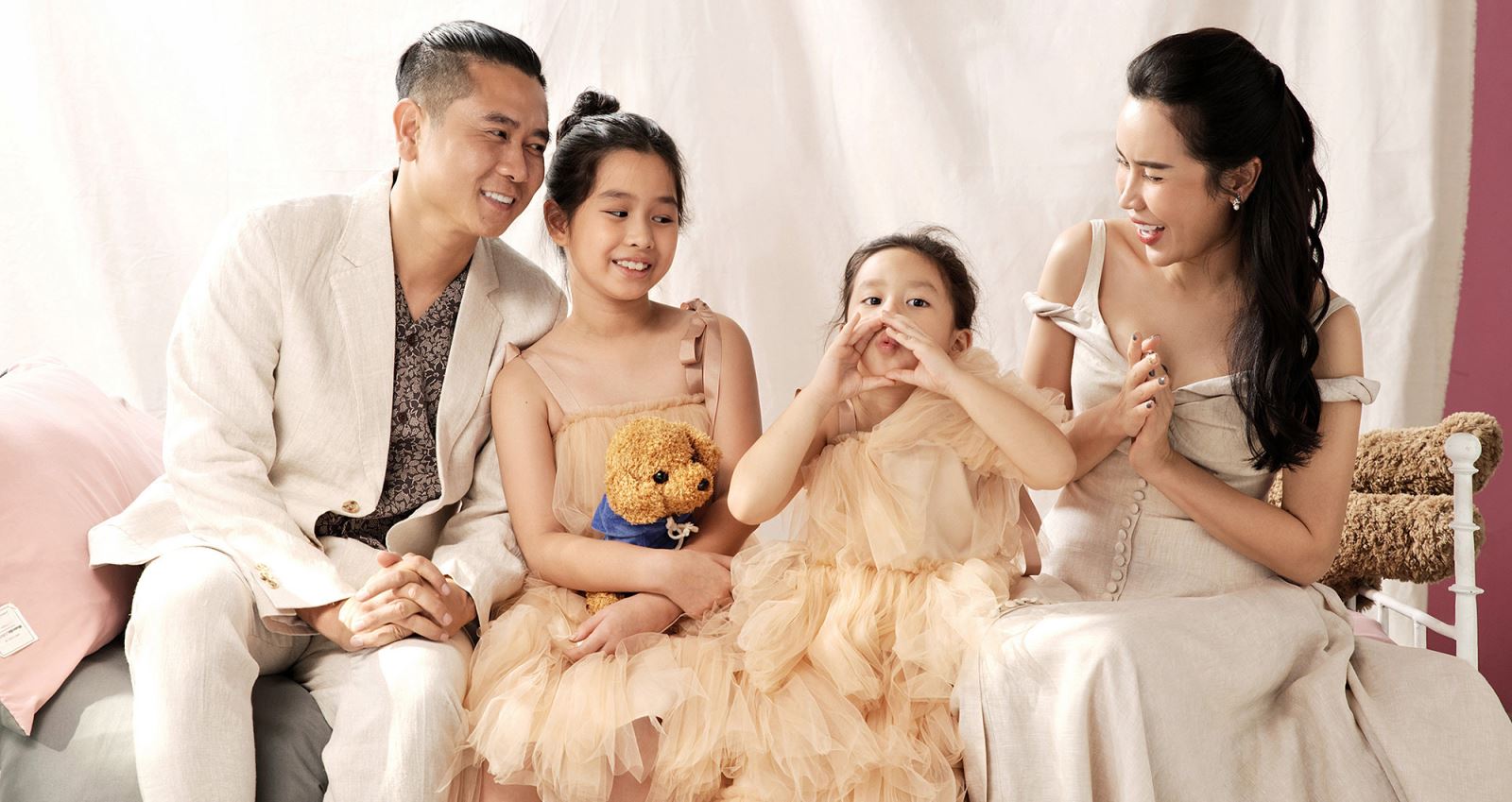 Đặc biệt là kiểu tóc man bun (buộc chỏm sau) của nhạc sĩ Hồ Hoài Anh được nhận xét là mới lạ và khiến anh trở nên cá tính hơn nhiều so với trước đây.