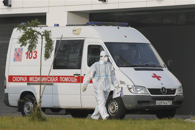Xe cứu thương chuyển bệnh nhân nhiễm COVID-19 tới bệnh viện ở Kommunarka, ngoại ô Moskva, Nga, ngày 25/9/2020. Ảnh: THX/TTXVN