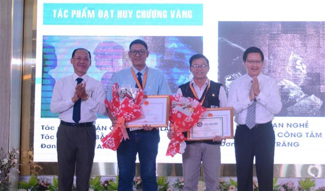 BTC trao Huy chương vàng cho 2 tác giả ở hai nội dung ảnh màu và ảnh trắng đen. Ảnh: Chanh Đa -TTXVN