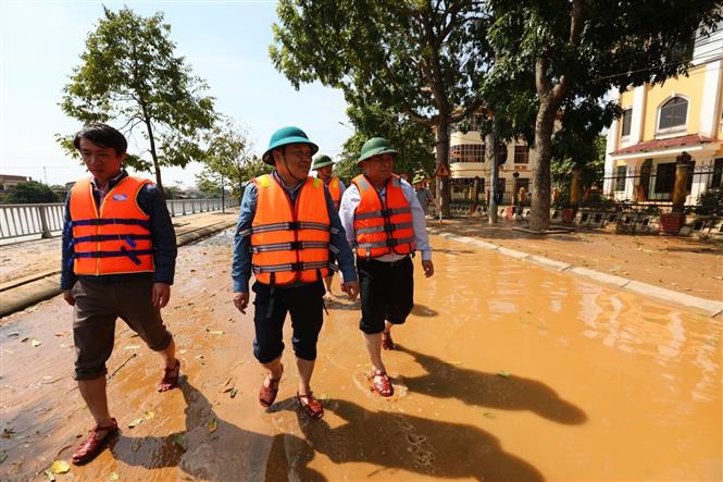 Bộ trưởng Bộ Kế hoạch đầu tư Nguyễn Chí Dũng cùng đoàn công tác tại huyện Lệ Thủy (Quảng Bình). Ảnh: Thành Đạt - TTXVN