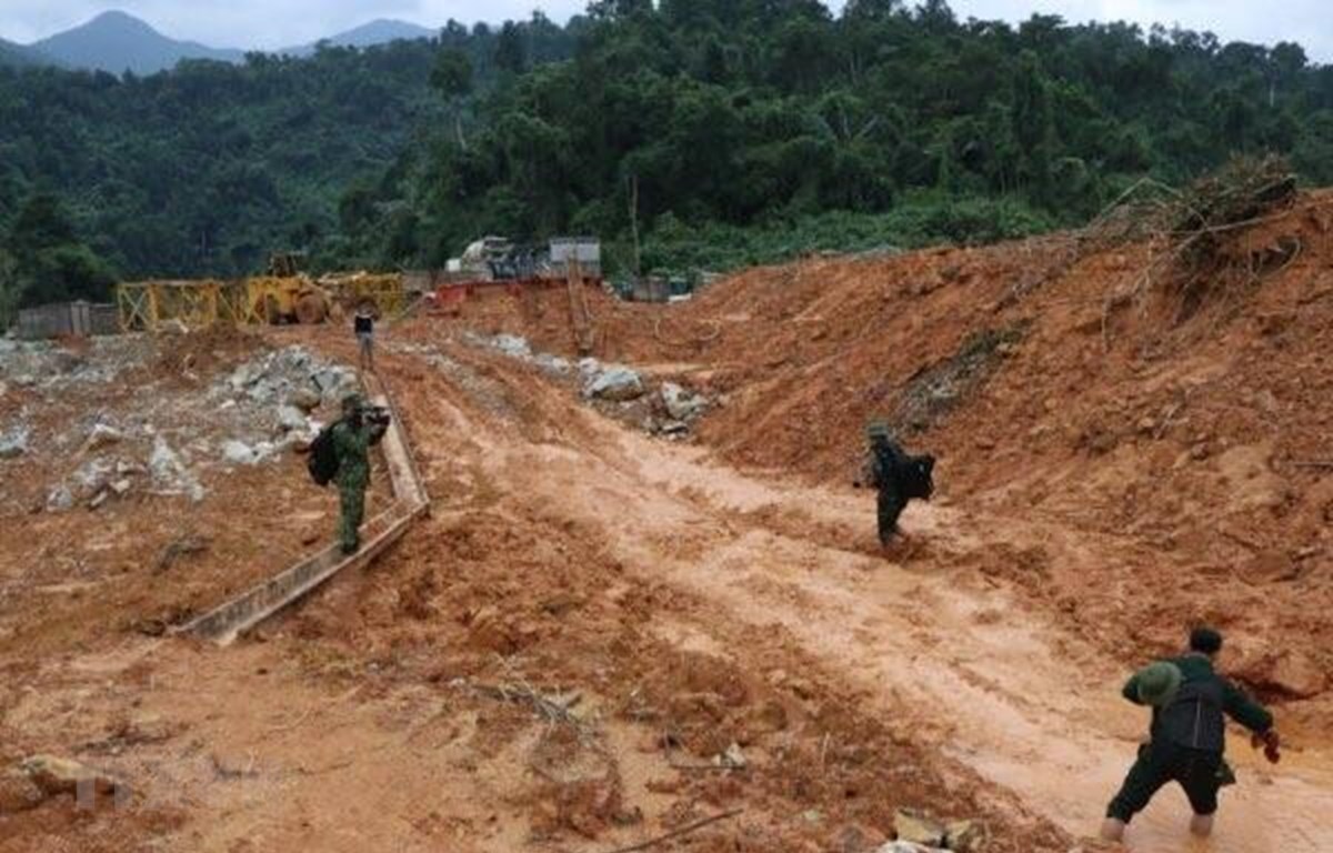 Lực lượng Quân khu 4 nỗ lực tìm kiếm các công nhân mất tích tại Rào Trăng 3. (Ảnh: Đỗ Trưởng/TTXVN)