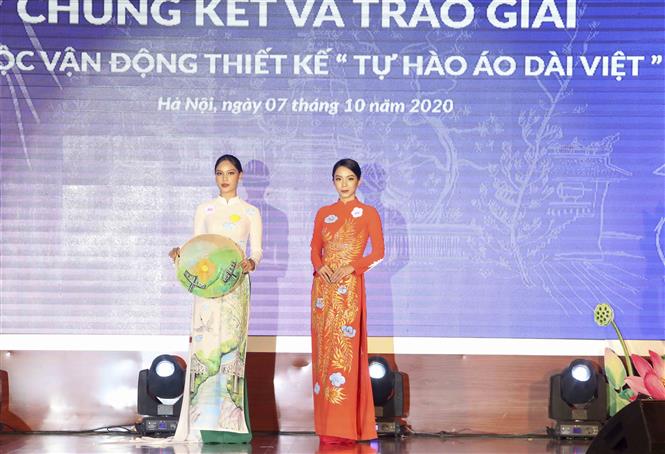 Các mẫu áo dài trình diễn tại chương trình. Ảnh: Tuấn Đức – TTXVN