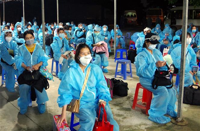 Các công dân Việt Nam từ Đài Loan (Trung Quốc) về nước đã hoàn thành thời gian cách ly tại Sóc Trăng. Ảnh: Trung Hiếu-TTXVN