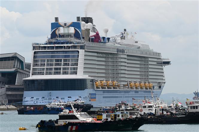 Trong ảnh: Siêu du thuyền 5 sao Quantum of the Seas của Tập đoàn Royal Caribbean tại Vịnh Marina, Singapore, ngày 9/12/2020. Ảnh: AFP/TTXVN