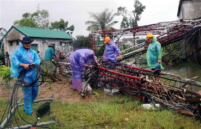 Trận lốc xoáy xảy ra tại xã Thịnh Lộc huyện Lộc Hà làm đổ sập cột viễn thông cao hàng trăm mét, thiệt hại hàng trăm triệu đồng. Ảnh Công Tường-TTXVN