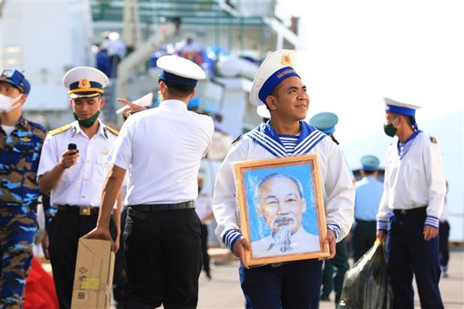 Trong ảnh: Các cán bộ, chiến sĩ Hải quân lên tàu ra nhận nhiệm vụ tại huyện đảo Trường Sa. Ảnh: Thành Đạt - TTXVN