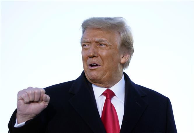 Trong ảnh: Tổng thống Mỹ Donald Trump tại căn cứ không quân Andrews, bang Maryland ngày 20/1/2021. Ảnh: AFP/TTXVN