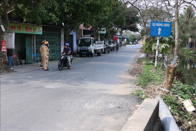 Trong ảnh: Giám sát đường vào xã Hoa Động, huyện Thủy Nguyên, nơi bệnh nhân sinh sống. Ảnh: Hoàng Ngọc - TTXVN