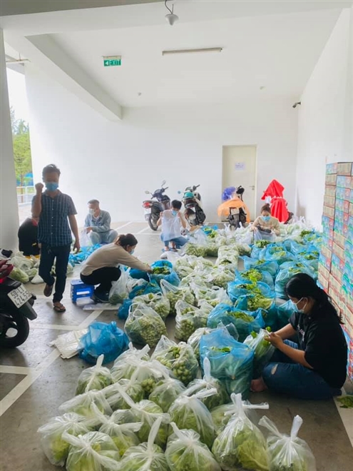 Ca sĩ Thủy Tiên, Thủy Tiên Công Vinh, Thủy Tiên đi bán rau mùa dịch, Thủy Tiên bán rau 0 đồng, ca sĩ Thủy Tiên đi bán rau, Thủy Tiên bán rau giảm giá, Thủy Tiên bán rau