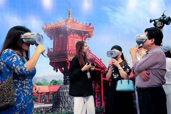 Khán giả thích thú trải nghiệm công nghệ thực tế ảo VR3D (Ảnh: Nguyễn Cường)