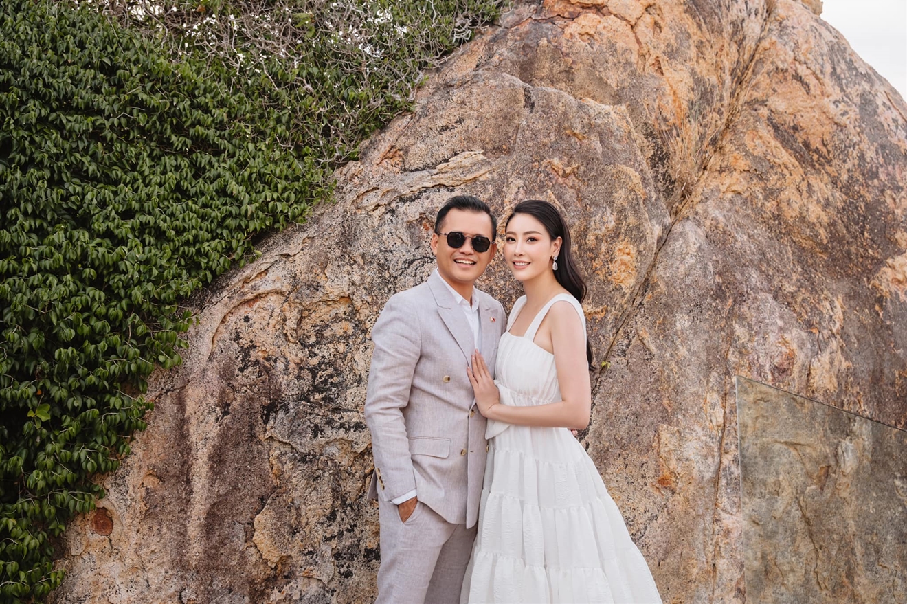 Hà Kiều Anh., Hoa hậu Hà Kiều Anh, Hà Kiều Anh kỉ niệm 15 năm ngày cưới, Hà Kiều Anh bên chồng ngày kỉ niệm, Hà Kiều Anh trẻ trung bên chồng trong ngày kỉ niệm, kỉ niệm