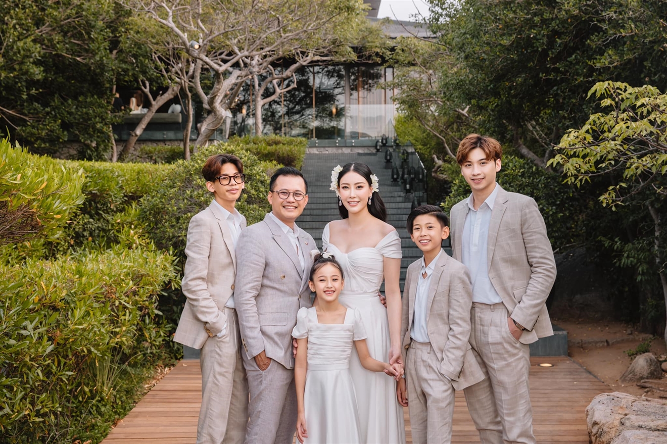 Hà Kiều Anh., Hoa hậu Hà Kiều Anh, Hà Kiều Anh kỉ niệm 15 năm ngày cưới, Hà Kiều Anh bên chồng ngày kỉ niệm, Hà Kiều Anh trẻ trung bên chồng trong ngày kỉ niệm, kỉ niệm
