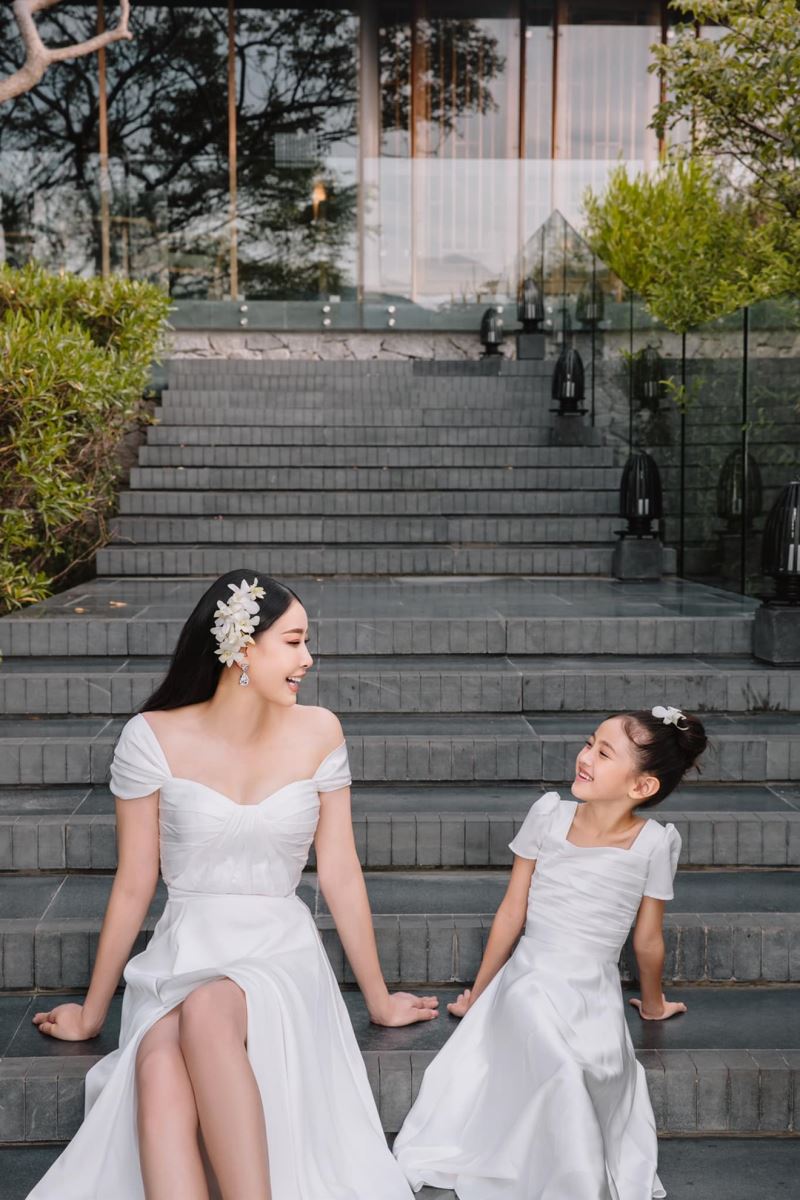 Hà Kiều Anh., Hoa hậu Hà Kiều Anh, Hà Kiều Anh kỉ niệm 15 năm ngày cưới, Hà Kiều Anh bên chồng ngày kỉ niệm, Hà Kiều Anh trẻ trung bên chồng trong ngày kỉ niệm, kỉ niệm