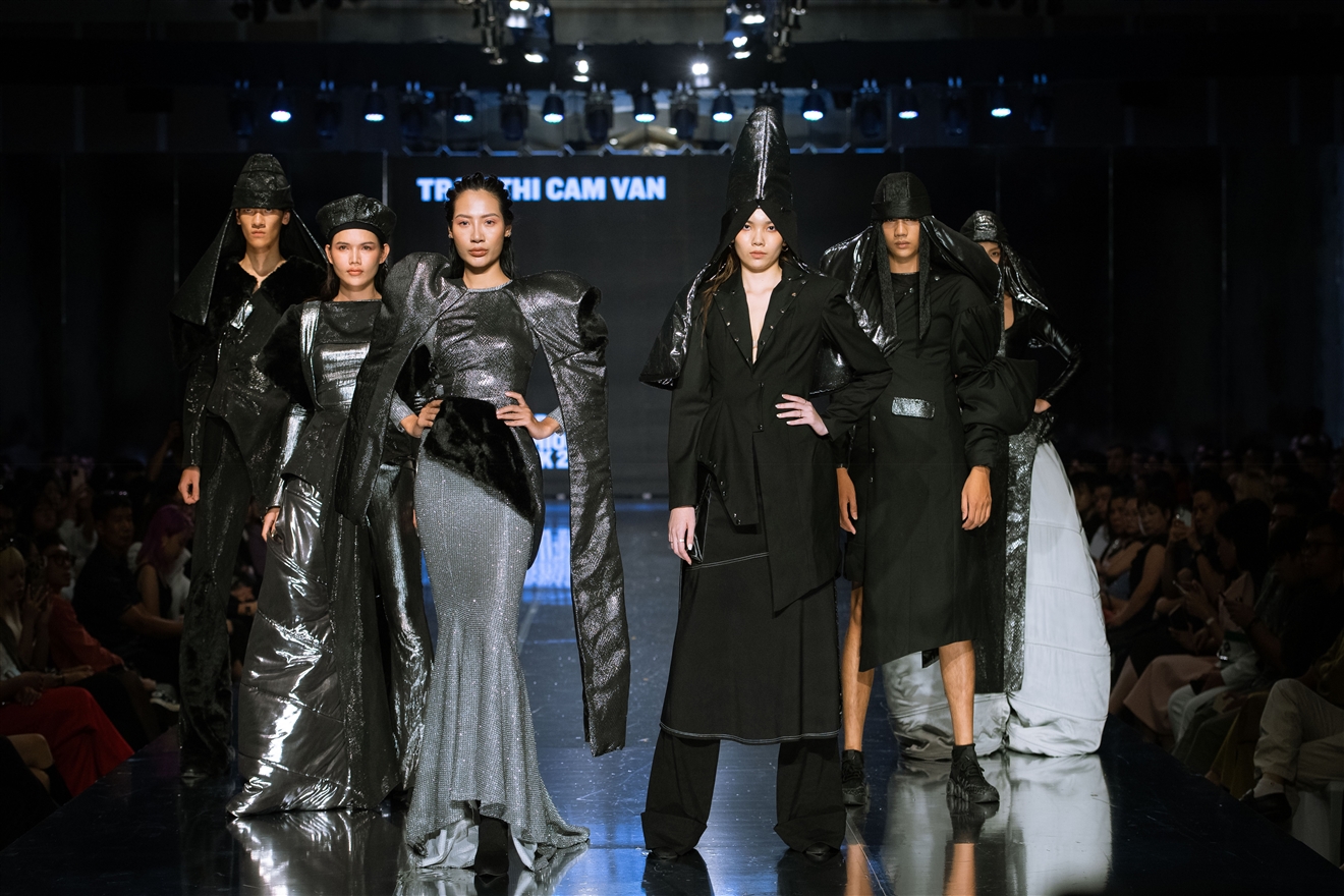 Tuần lễ thời trang. Học viện Thiết kế và Thời trang London Hà Nội. Triển lãm