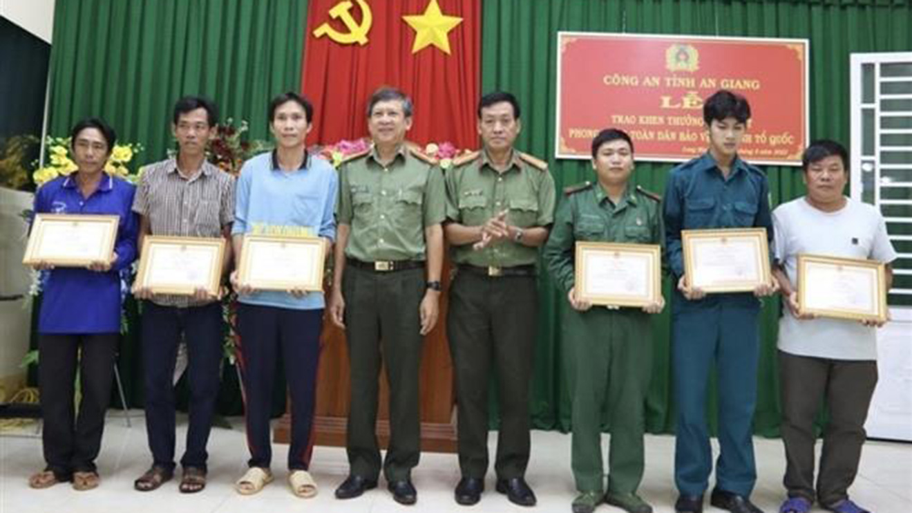 Cứu người khỏi sòng bạc, khen thưởng