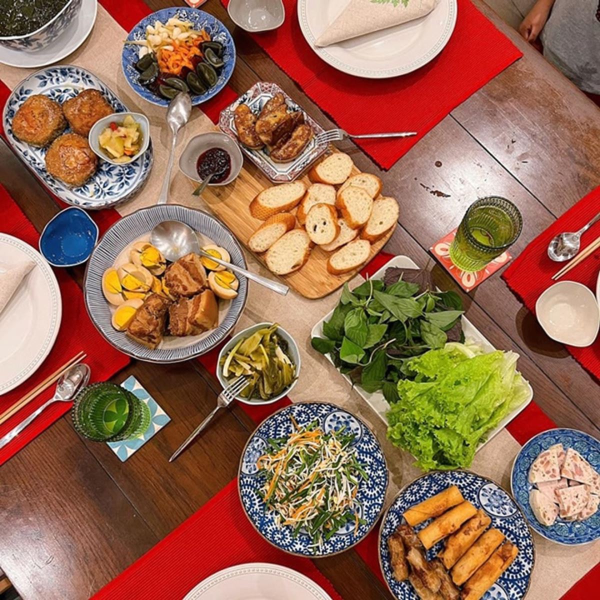 Vợ chồng Hà Tăng, Hà Tăng nấu ăn, Hà Tăng náu ăn ngon, Hà Tăng làm bếp, Louis Nguyễn, Louis Nguyễn khen vợ nấu ăn ngon, Louis Nguyễn khen vợ, vợ chồng Louis Nguyễn