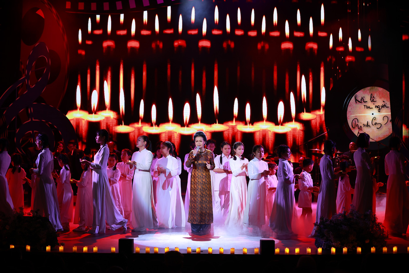 Liveshow Như một lời chia tay, ca sĩ Khánh Ly trong liveshow Như một lời chia tay