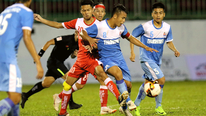 VIDEO Bóng đá: Chiêm ngưỡng siêu phẩm sút xa từ giữa sân ở Giải U21 quốc gia