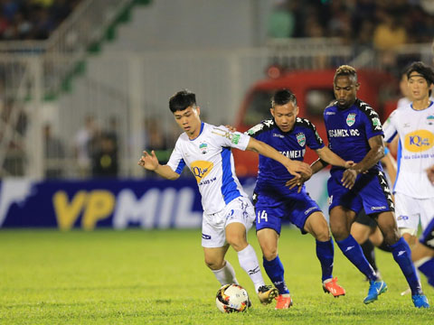 Công Phượng chưa thể tỏa sáng ngày khai màn V-League 2018. Ảnh: VPF