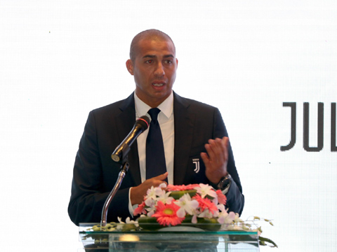 David Trezeguet trò chuyện với các em Học viên. Ảnh: Tuấn Phong