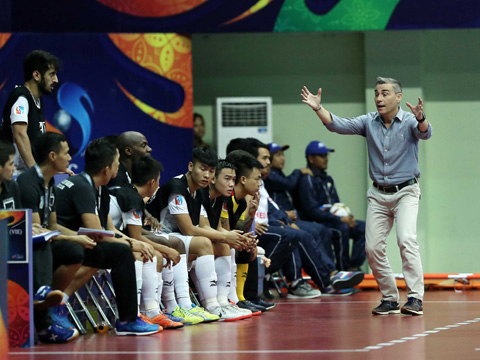 HLV Rodrigo không hổ danh là "phù thủy" futsal châu Á. Ảnh: Anh Lập