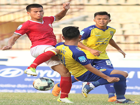 Hồng Lĩnh Hà Tĩnh (đỏ) đã gần sát vé lên chuyên V-League 2020. Ảnh: VPF