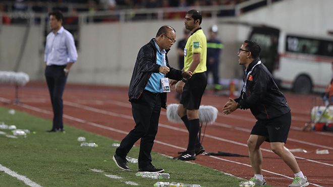 Hết vòng loại World Cup đỉnh cao, hai HLV Park Hang Seo và Nishino tiếp tục hẹn nhau ở đấu trường SEA Games để phân tài cao thấp. Ảnh: Hoàng Linh