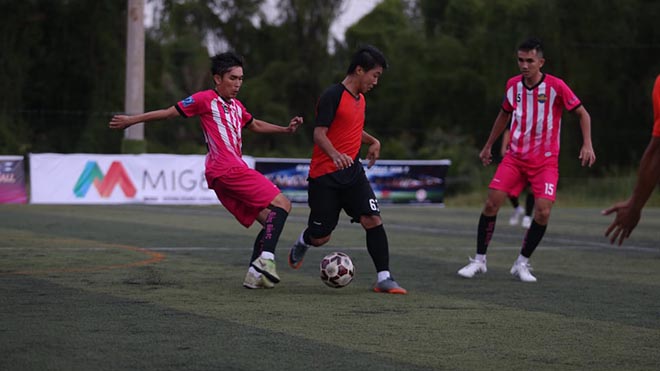 Bưng Biền FC và Tonat FC cống hiến cho người xem trận chung kết kịch tính. Ảnh: HP