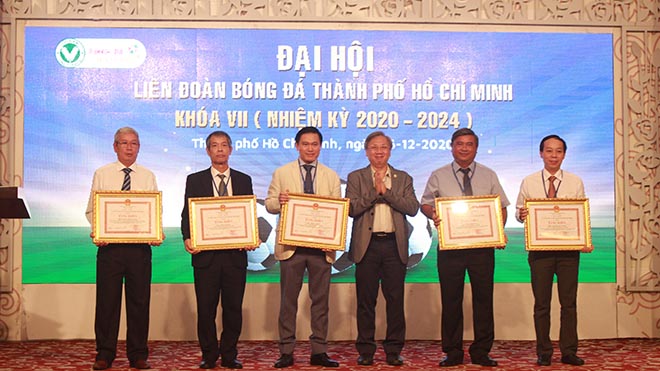 Các thành viên HFF được nhận bằng khen vì những đóng góp cho bóng đá địa phương. Ảnh: LV