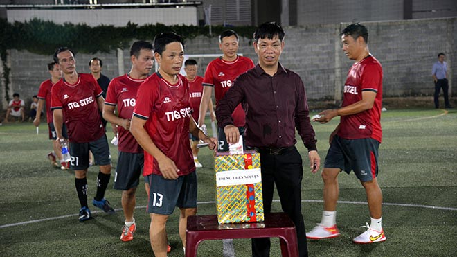 Trận cầu kết thúc với tỷ số hoà 5-5 nhưng quan trọng hơn là hoạt động này đã thu về 120 triệu đồng để xây cầu cho đồng bào khó khăn. Ảnh: Mạnh Linh