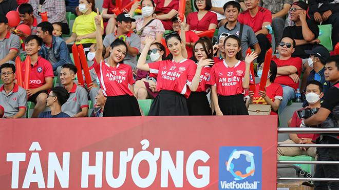 CĐV nữ trên khán đài cũng tiếp sức giúp tân binh An Biên có 3 điểm nhọc nhằn ngày ra quân. Ảnh: VF 