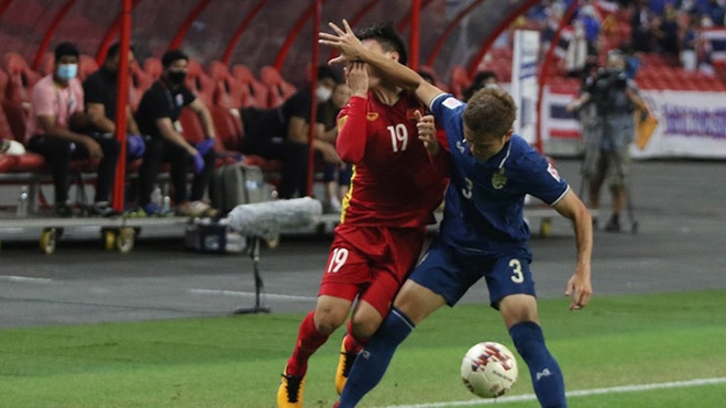 Bunmathan đánh cùi chỏ Quang Hải ở AFF Cup 2021. Ảnh: VFF
