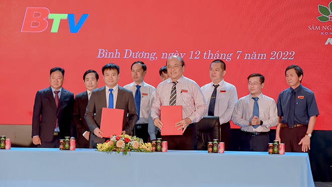 Đại diện Đài PTTH Bình Dương và CTCP Sâm Ngọc Linh Kontum K5 ký kết hợp tác sáng 12/7. Ảnh: BM