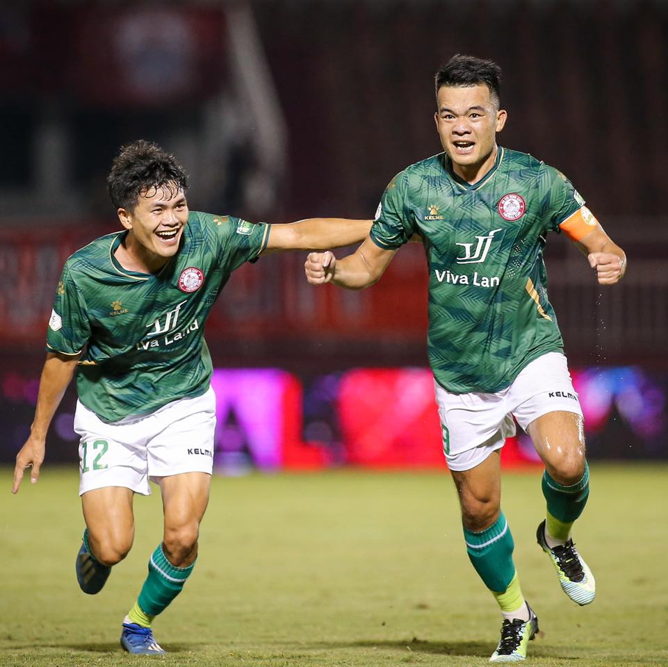 Hoàng Thịnh ghi siêu phẩm có thể đẹp nhất mùa giải 2022. Ảnh: TPHCM